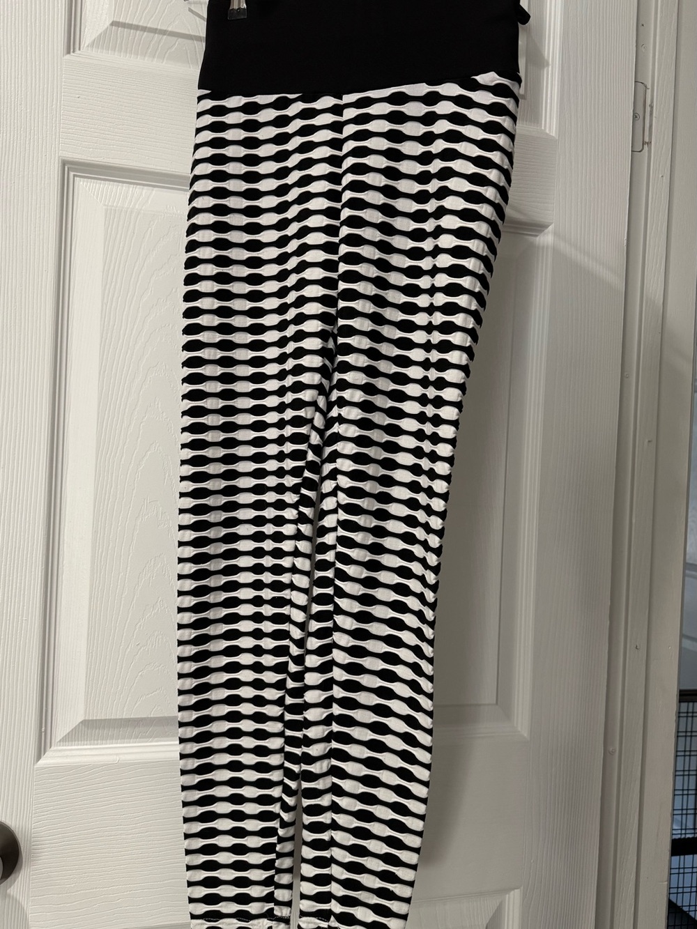 Black & White Patterned Stretch Leggings | BOOTY FLATTERING! 🔥